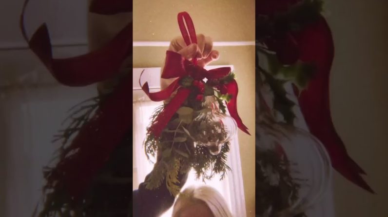 Mistletoke kisses for a very merry Kushmas ♥️💚♥️💚 🎄: &